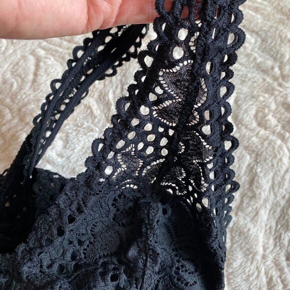 SUPER CUTE! NWT AERIE BLACK CROCHET BRALETTE HALTER TOP SIZE S/M - Picture 3 of 10